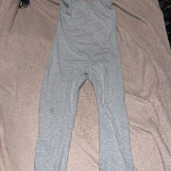 Grey jumpsuit, good for a casual night out !