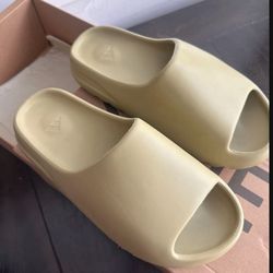 Yezzy slide size 10