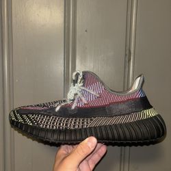Adidas Yeezy 350V2. “Yecheil”(Non- Reflective). Size (10.5M). Tried on pass as DS.(Like New). Comes with Og all. $220. Cash (Retail). Market value $30