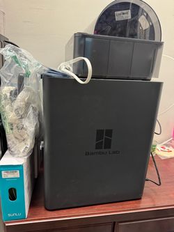 3D printer lightly used. Full set plug-in play.
