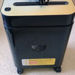 Works Perfectly Crosscut Paper Shredder Royal can shred up to 12 sheets of bond paper in a single pass. It also accepts staples, credit/debit cards, D