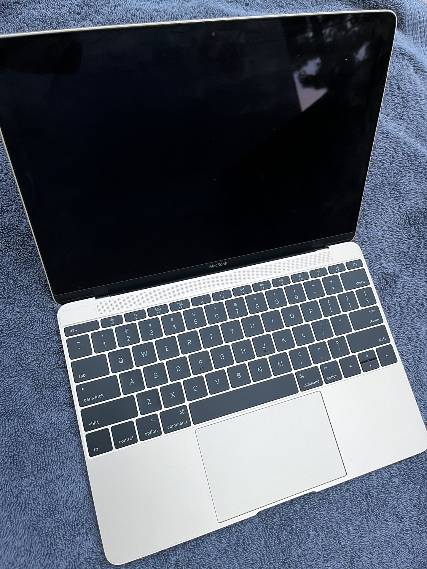 Apple MacBook