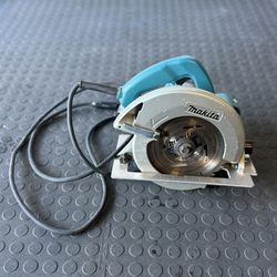 High-Performance Makita Circular Saw - Reliable & Ready to Work