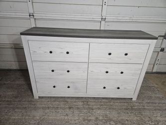 6-Drawer Dresser – Cream & Gray

Beautiful 6-drawer dresser with a matching mirror in an elegant cream and gray finish. Offers plenty of storage space
