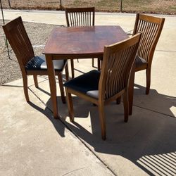 Dining room Table And Chairs 