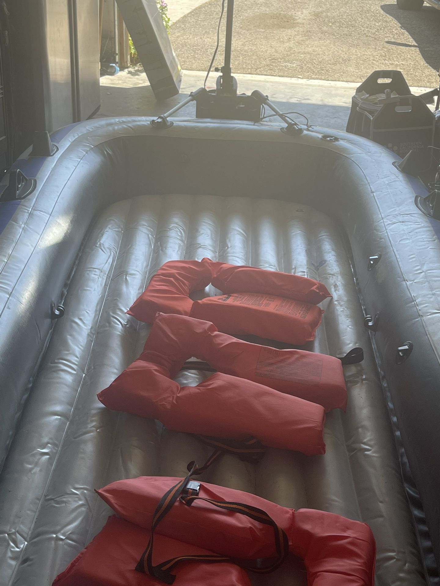 Inflatable Boat With Electric Motor Throlling, Three Life Vest And Battery