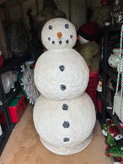 Lg 5ft snowman statue was used at Woburn mall Xmas display see description ex cond for item that is over 35 years old