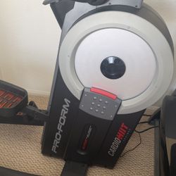 ProForm Elliptical Trainer in Very Good Condition, Like New