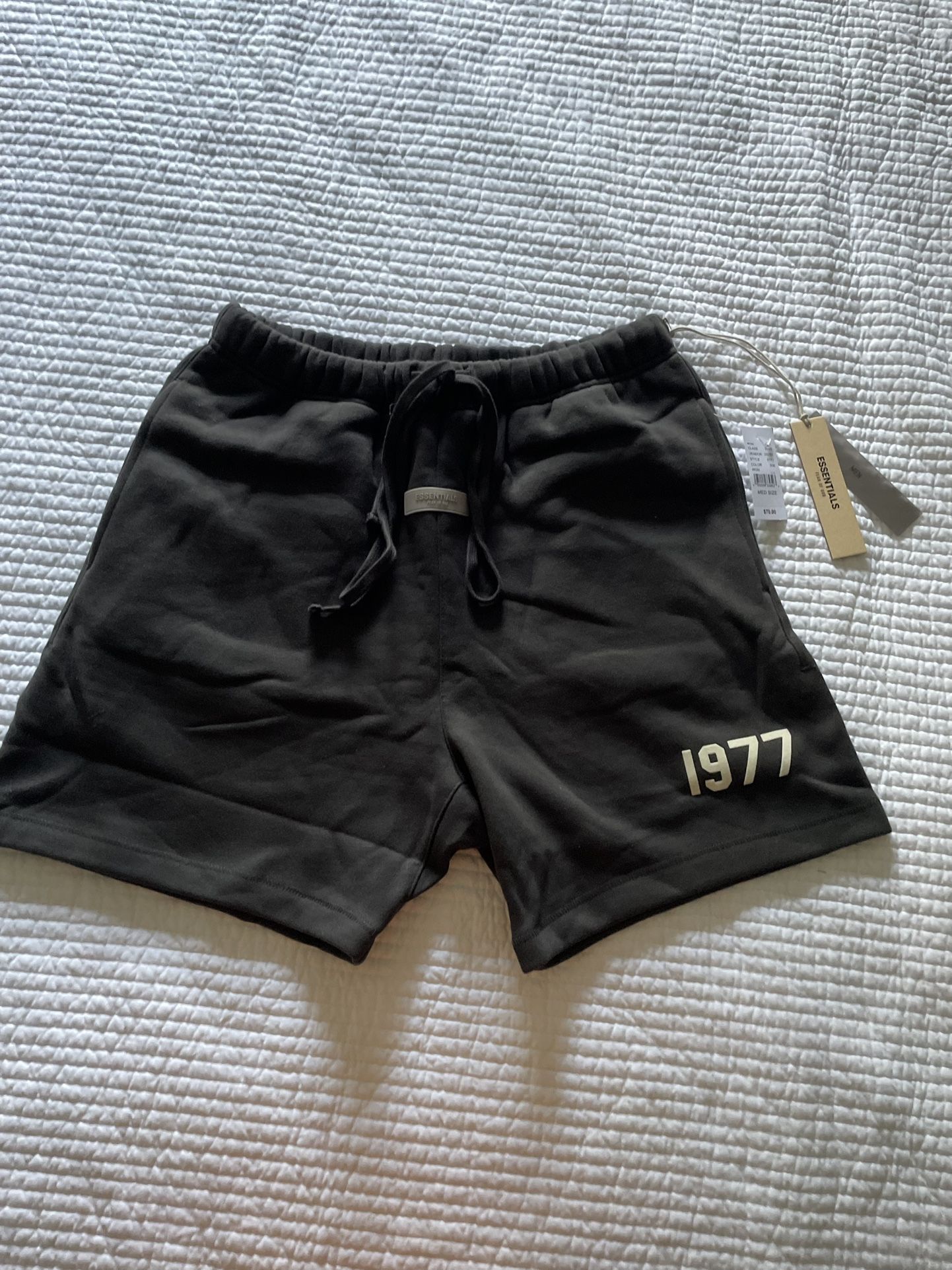 🩶 Essentials Fear of God “1977” Shorts (S–XL) 🩶 Model is 5’10 wearing size M– perfect oversized fit. A staple from the Fear of God line – the 1977