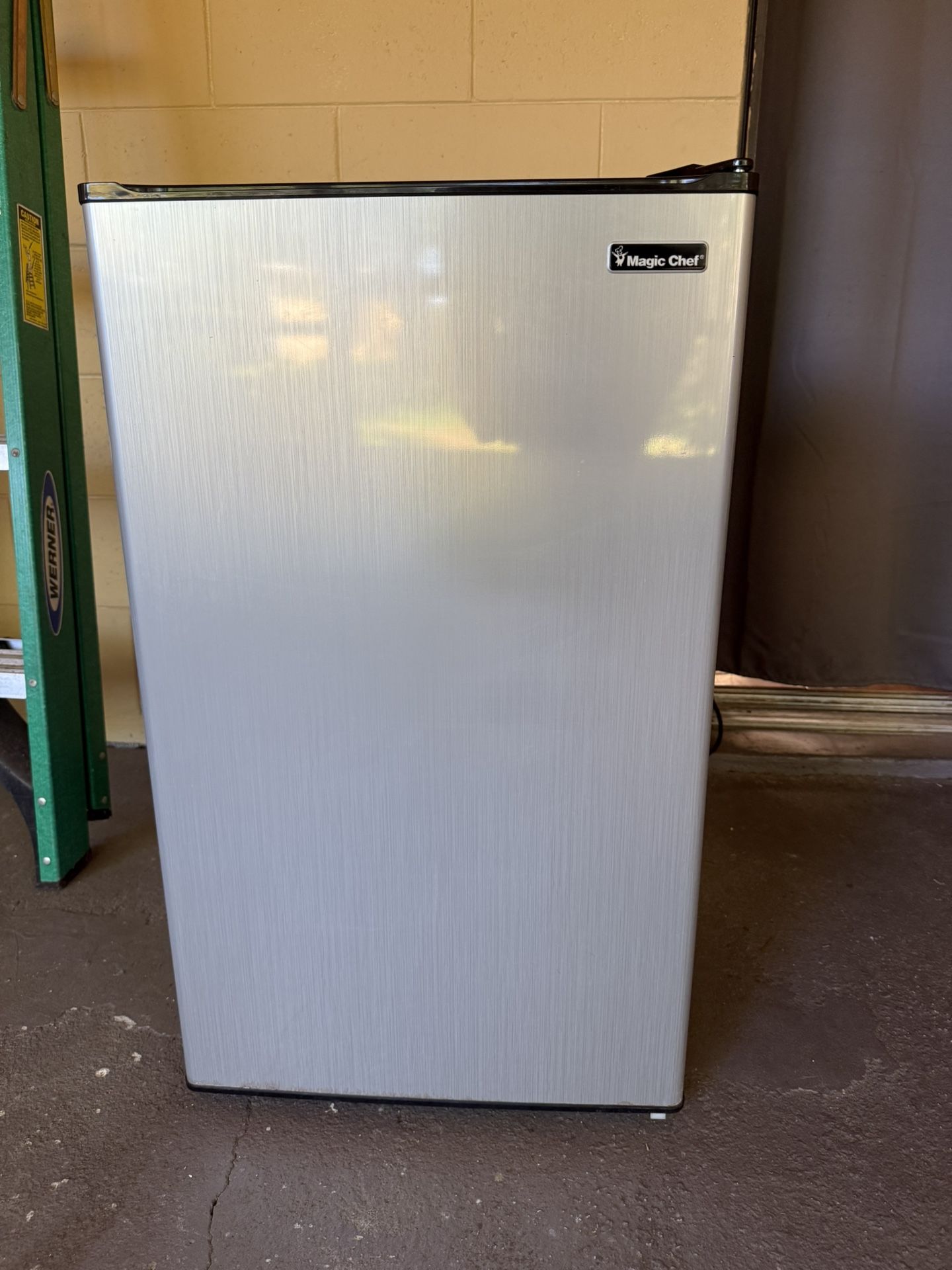 Magic Chef Mini Refrigerator