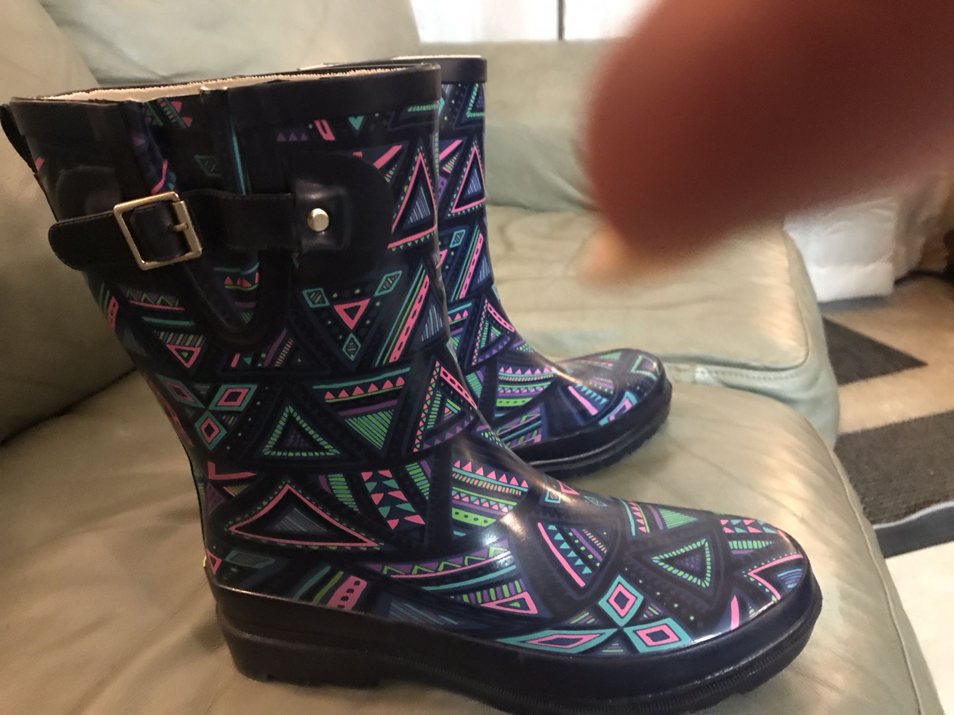 Ladies Size 8 Rain Boots. 10$. Like New.
