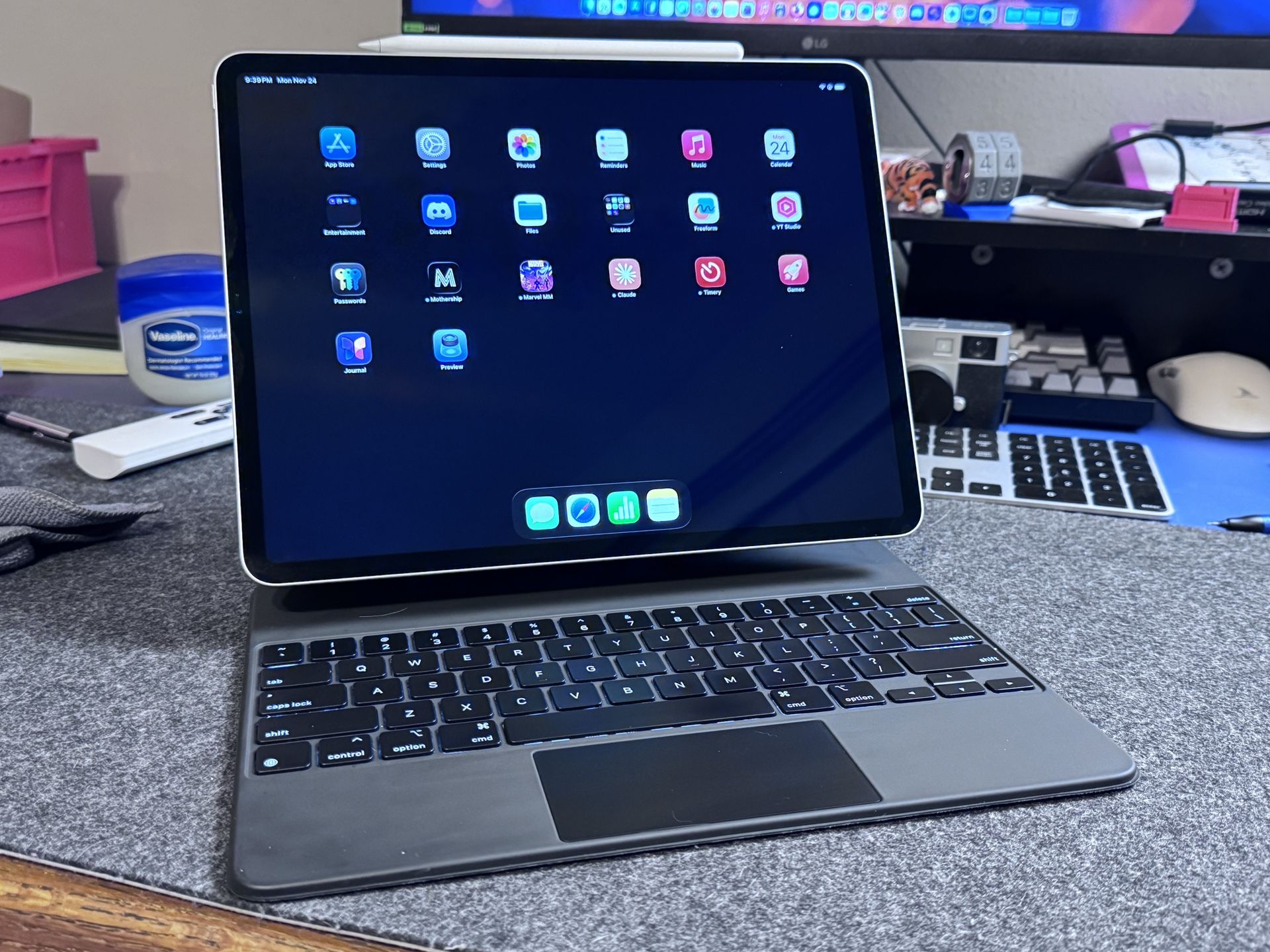 iPad Pro 12.9inch 4th Generation + Apple Pencil + Magic Keyboard