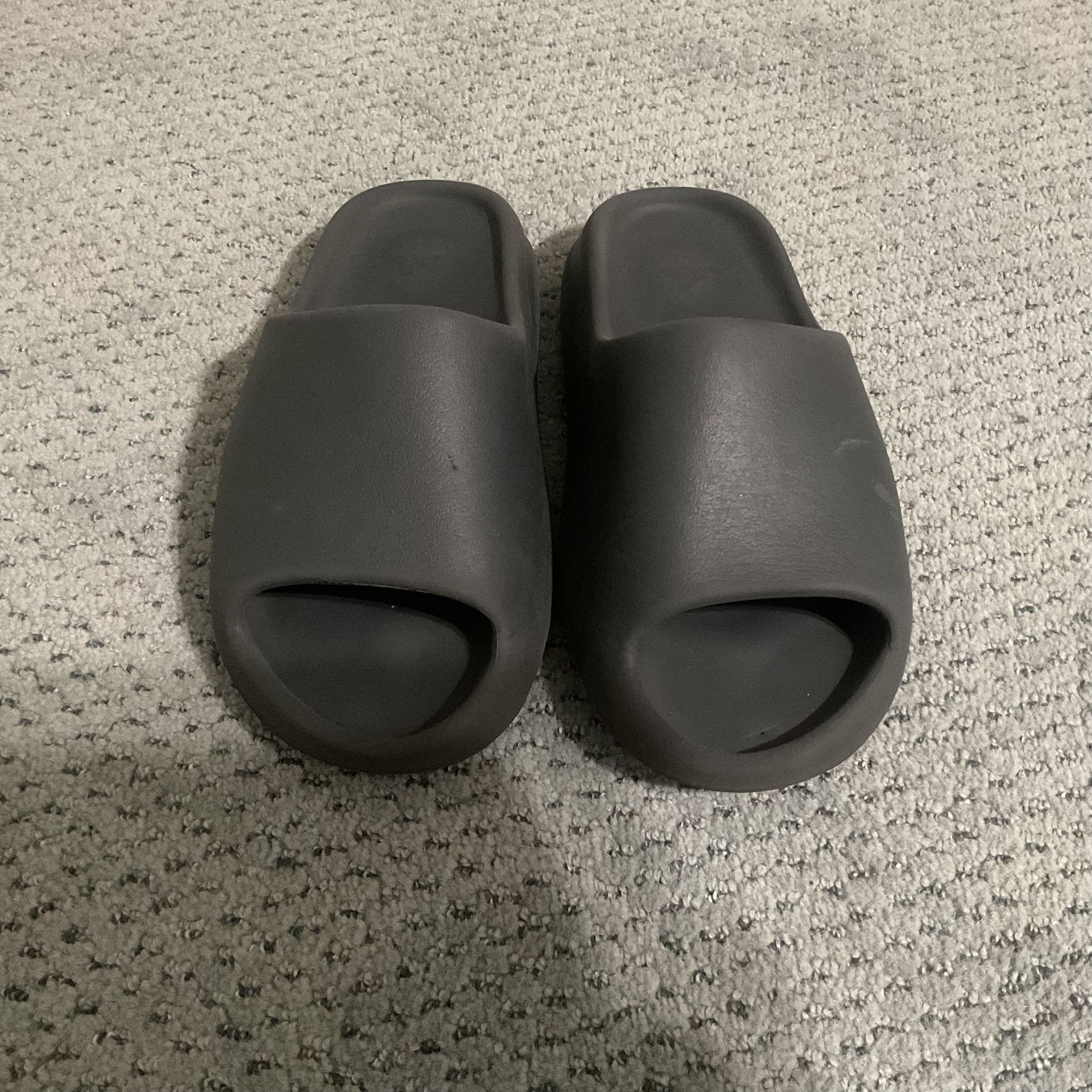 Yeezy Slides Onyx size 9