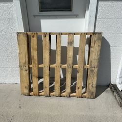 3 wooden pallets - FREE