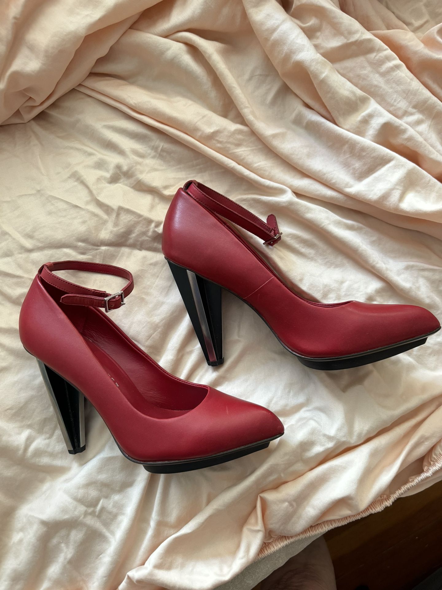 Red High Heels Size 38 Never Worn! 