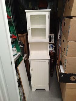 Used Cabinet. Very Good Condition. $25.