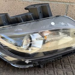 2023 Hyundai Kona Right side head light halogen