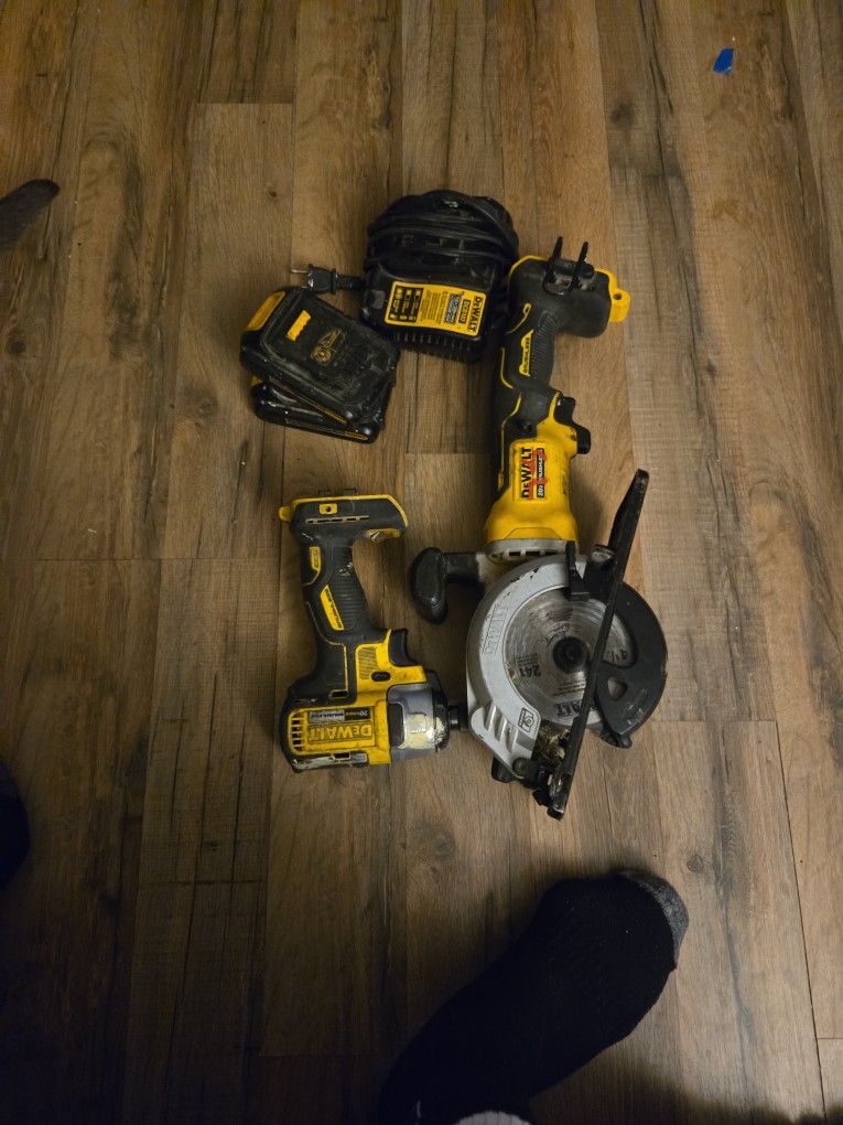 Saw Impack 2 Battery S And Charger 