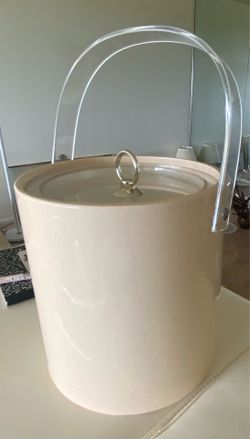 Ice cube bucket