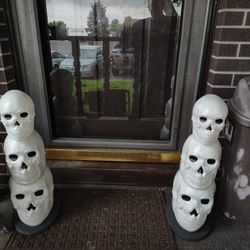 Very Cool Light Up Plastic Stacked Skulls W Remote 