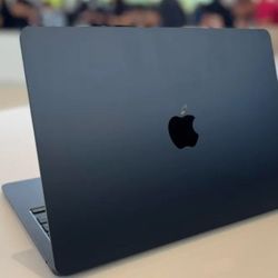 MacBook Air M2 (13", 256GB, 2022) – $630