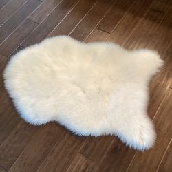 White Faux Fur Rug (ultrasoft, perfect condition, washable) 2x3”