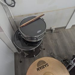 Pearl Drum Set 