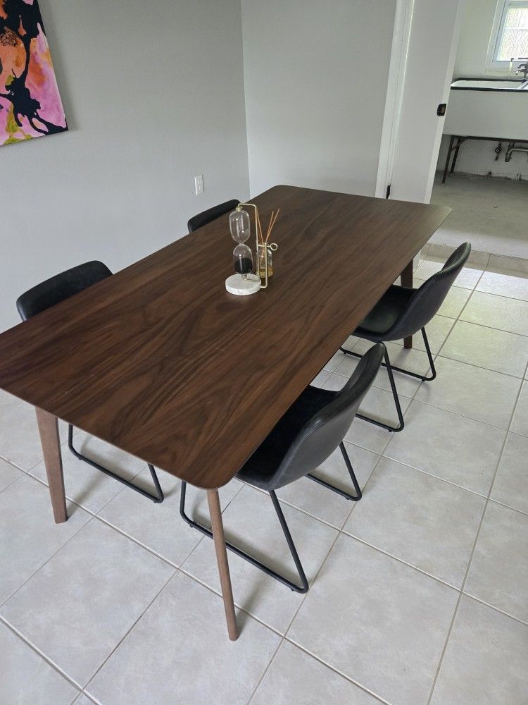 Evanston Dining Table