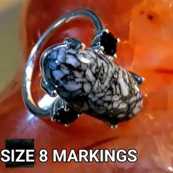 GENUINE AUSTRALIAN PINOLITH WITH SHIMMERY GENUINE TAHITIAN BLACK SPINEL ON THE SHOULDERS. STERLING SILVER SIZE 8. (R-77422