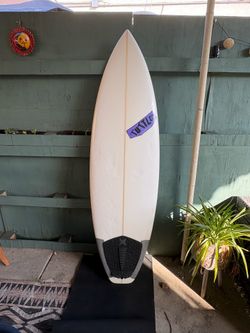 5’10 Tuttle surfboard