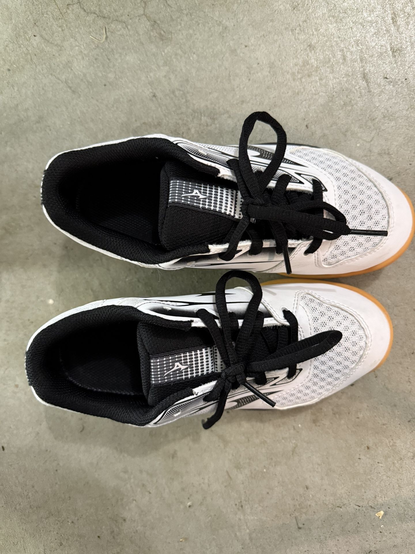Youth Mizuno Volleyball Shoes Size 3