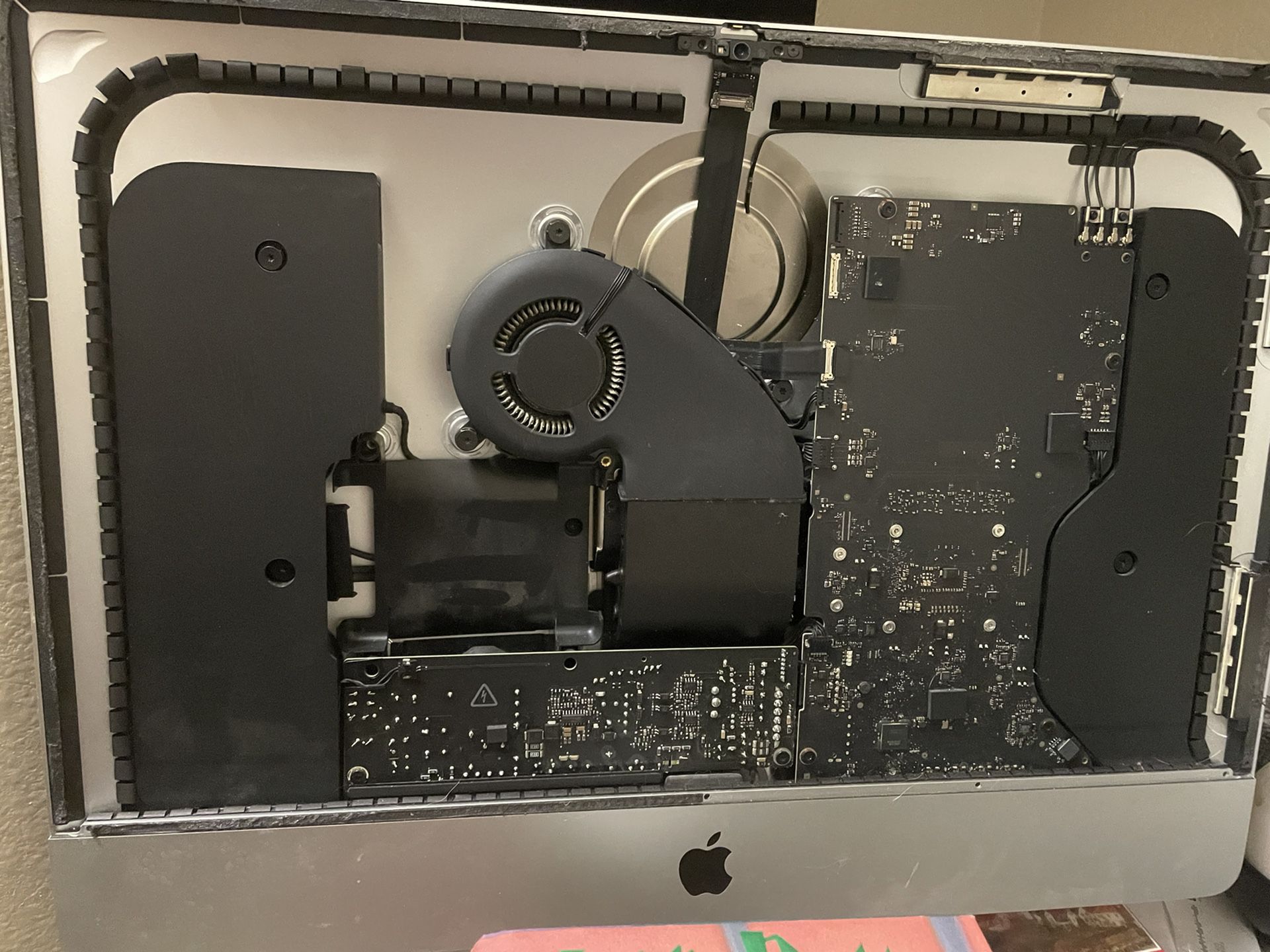 iMac 2017 For Parts Or Fix up  (price  Neg)