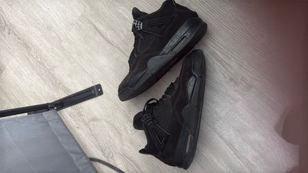Black cat Jordan 4