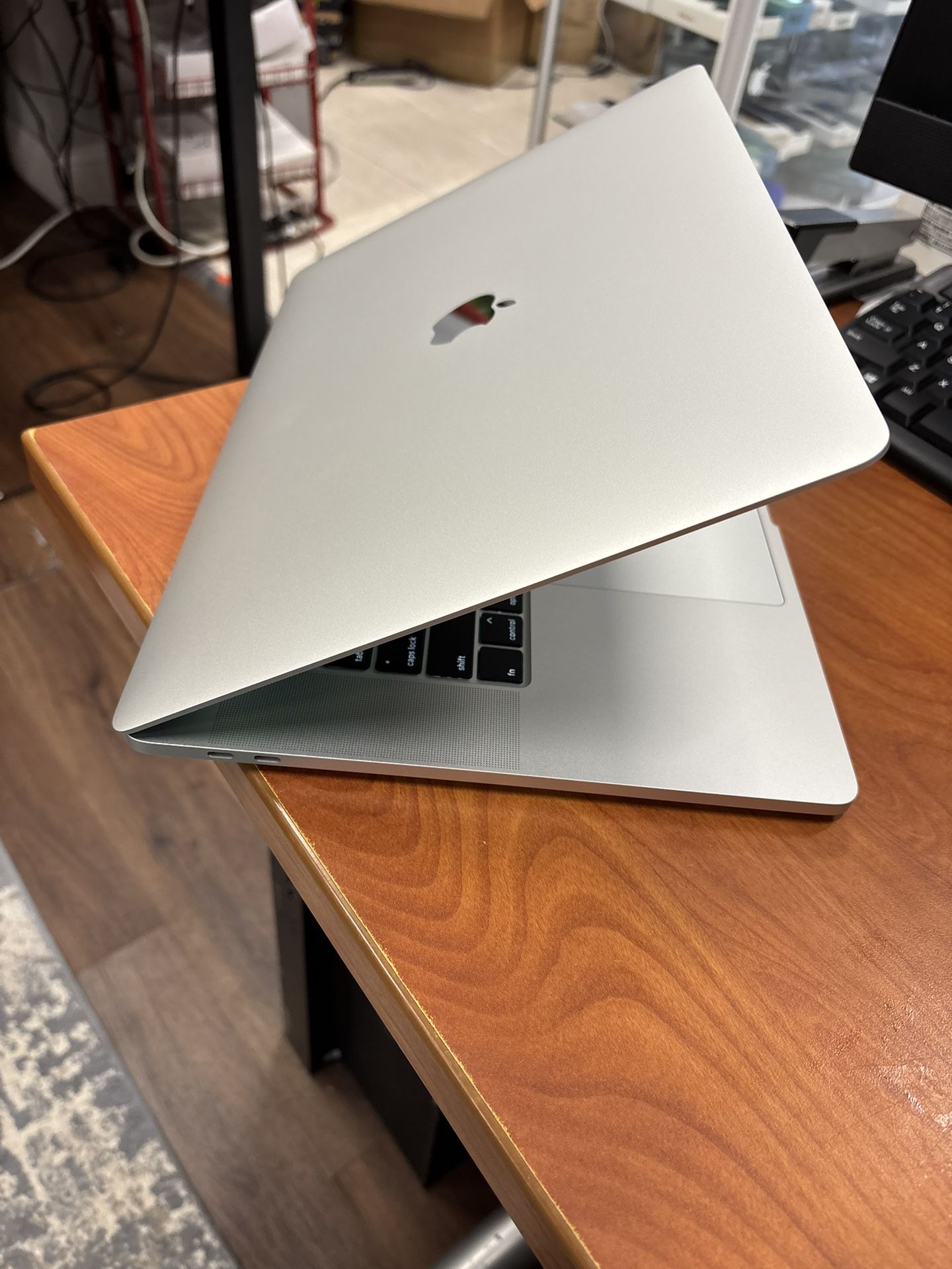 16” MacBook Pro 2019, Core i7 with touch bar,500gb SSD, battery