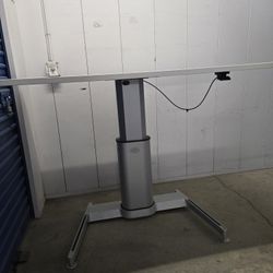 Manual Adjustable Height Desk In Good Conditions 