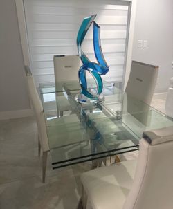 Extendable Beautiful table with chairs