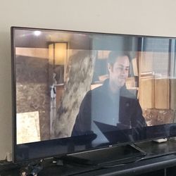 55" Tv With Roku Transmitter.