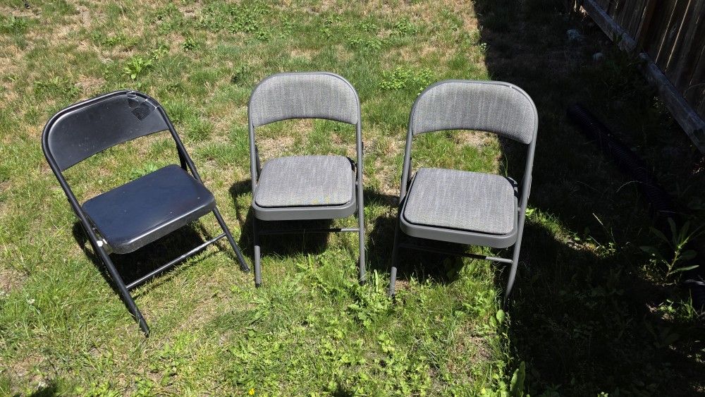 set of 4 folding chairs 2 gray 2 black