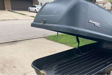 Large Roof plastic Cargo Box comes with a key and mounting brackets, no issues