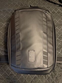 NOMATIC x Peter McKinnon 35L Camera Backpack – Like New