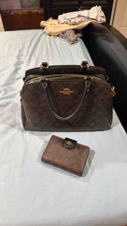 Purse Coach brown and black and your wallet supper clean