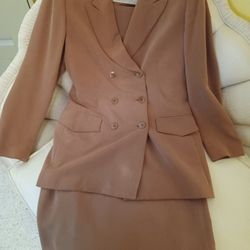 Jones New York Size 6 Two Piece Jacket/skirt