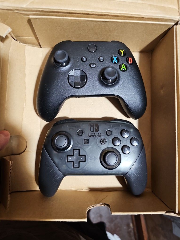 Nintendo Switch Pro Controller And Xbox Series X controller