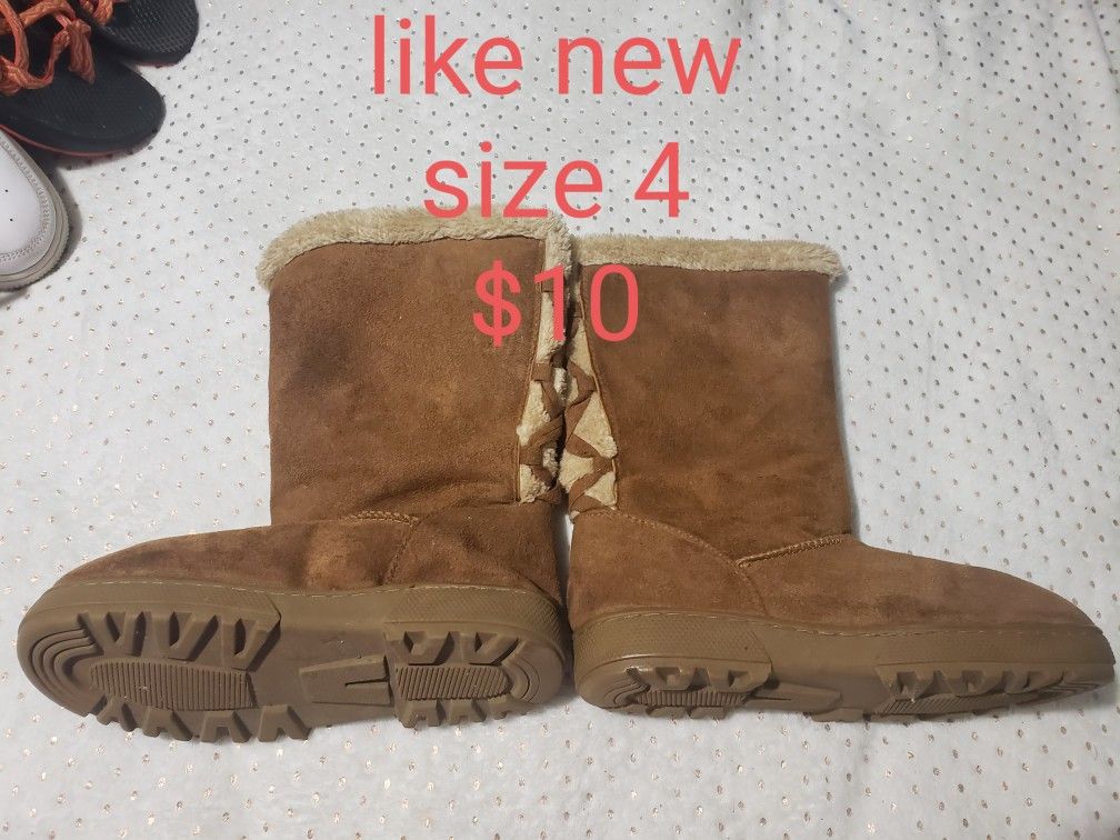 Size 4 Boots, Like New $10