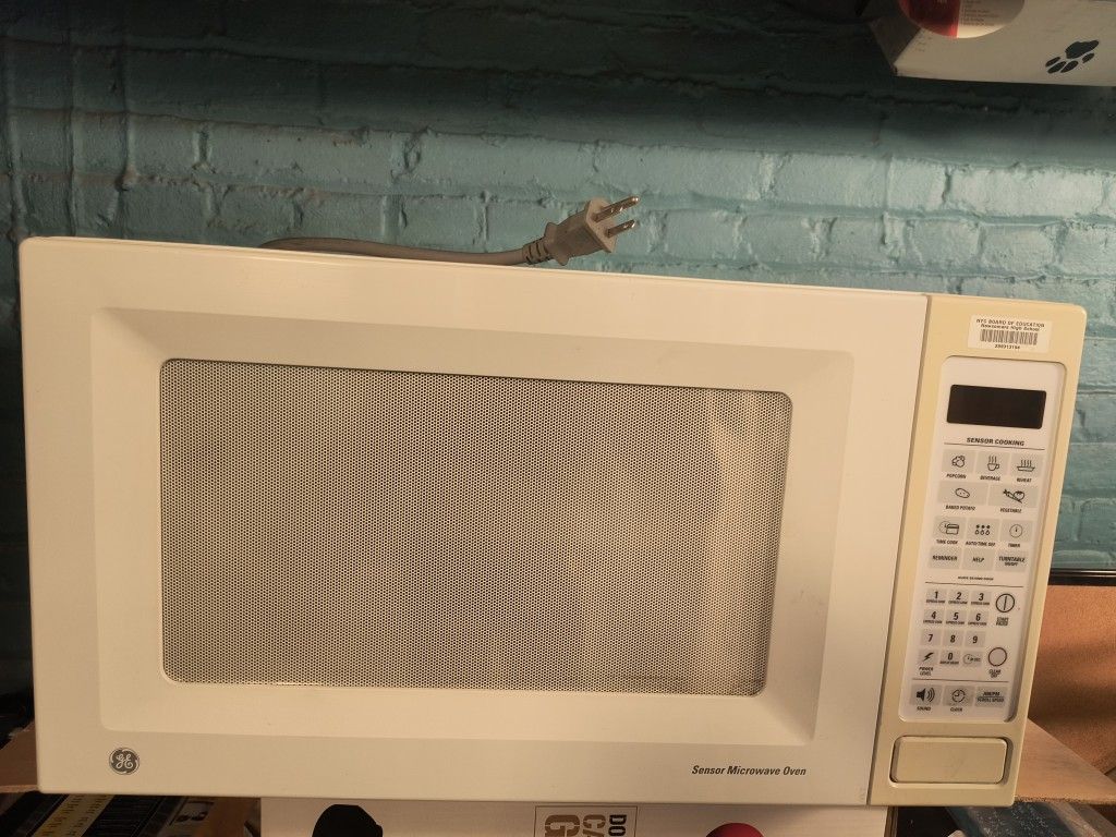 GE 1.8 CU LARGE MICROWAVE OVEN