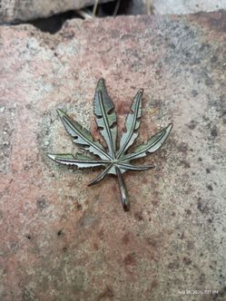 POT Leaf Collectible use as pendant or charm to hang up, Silver gun metal tone