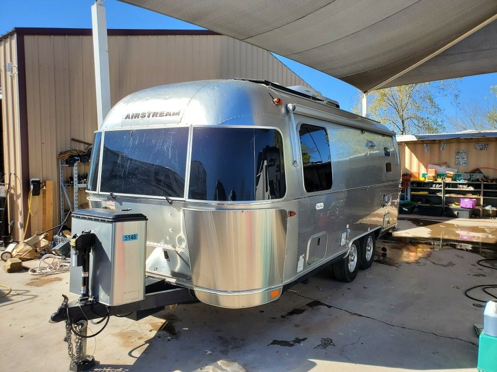 2023 Airstream 23fb trailer w/ 2 twin beds vintage