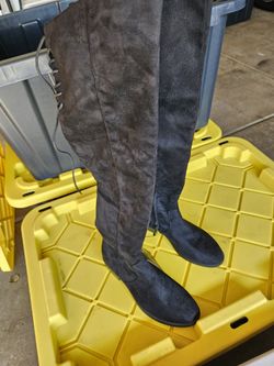 New never used Forever 21 Knee Suede Black Boots