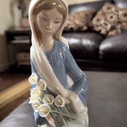 Lady Holding Lillies Figurine By laser