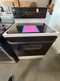 GE Electric Range with Glass Cooktop